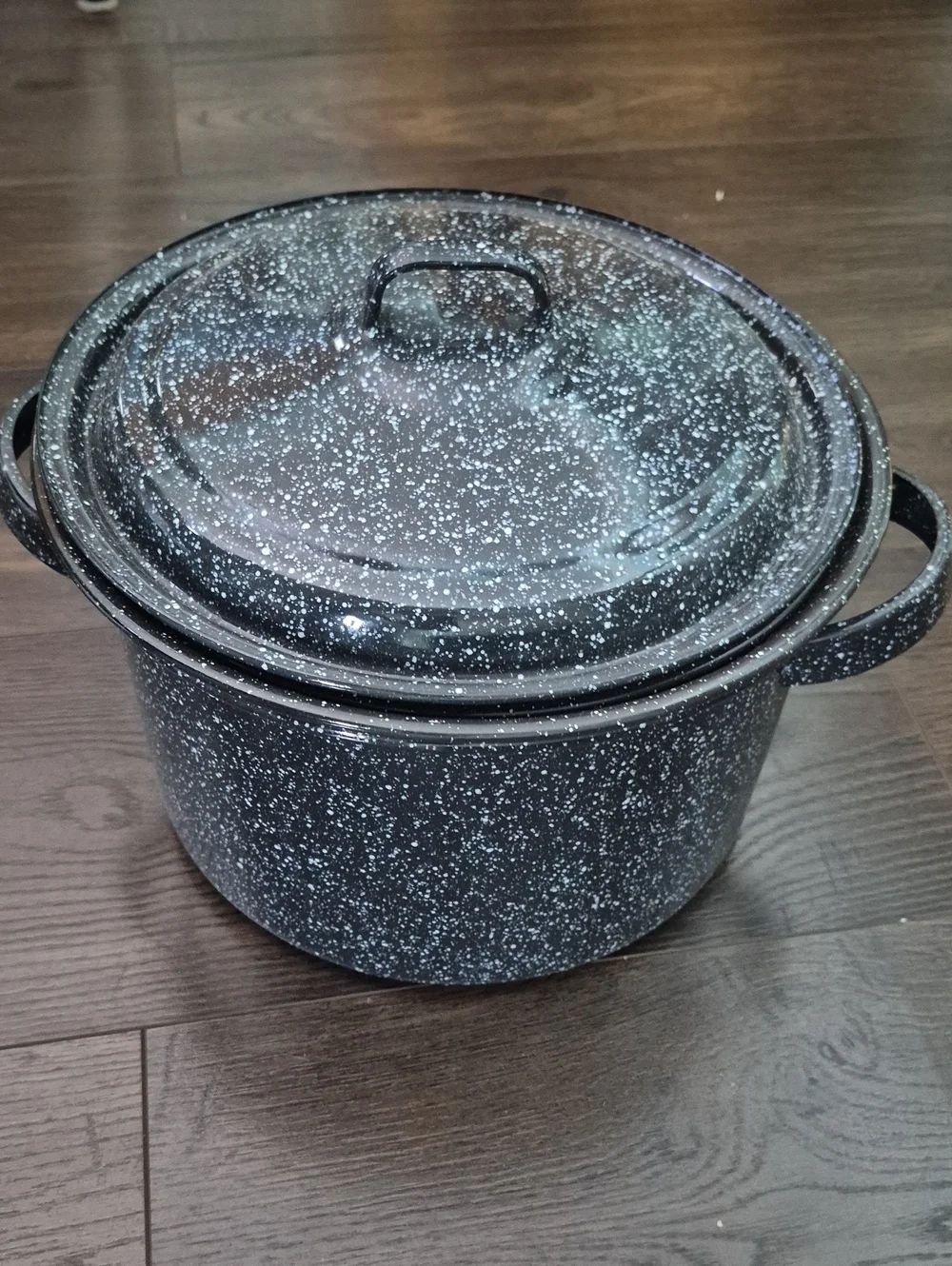 Pair Of Enamelware Vintage Pots With Lids. Nice Condition.